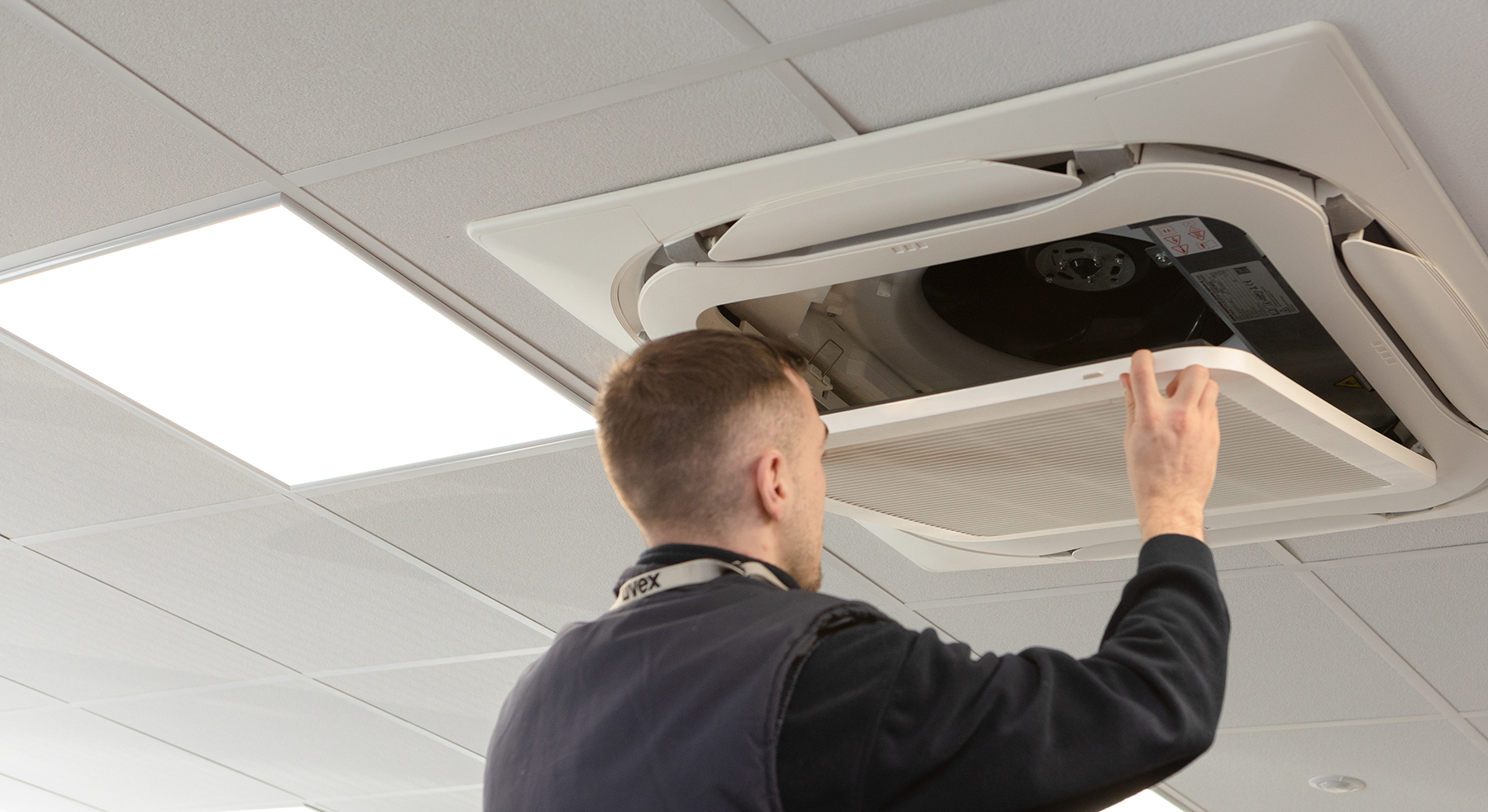 Air conditioning service header